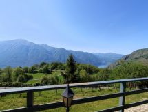 Rustieke chalet Merlo: vrijstaand met tuin, uitzicht en open haard bij Porlezza - thumbnail 5
