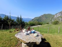 Rustieke chalet Merlo: vrijstaand met tuin, uitzicht en open haard bij Porlezza - thumbnail 4