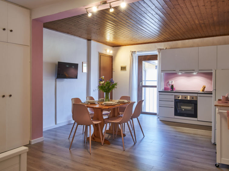 Op 300 m van het strand: Ruim appartement in het centrum van Osteno in Osteno