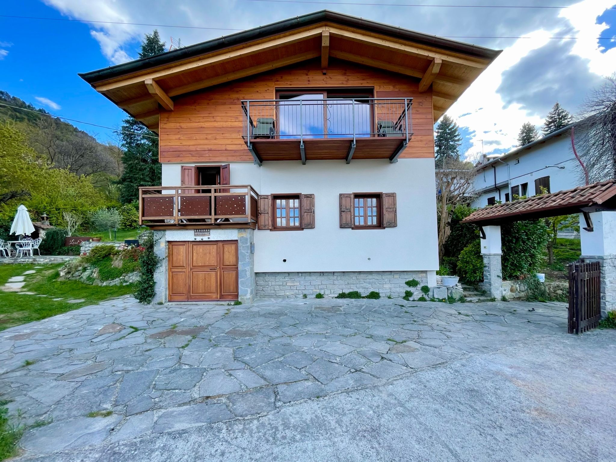 Characteristic detached house with a splendid view of Lake Como and the surrounding mountains. It is situated in a quiet and sunny position, not far from the historic centre of Bellagio.On the ground ..