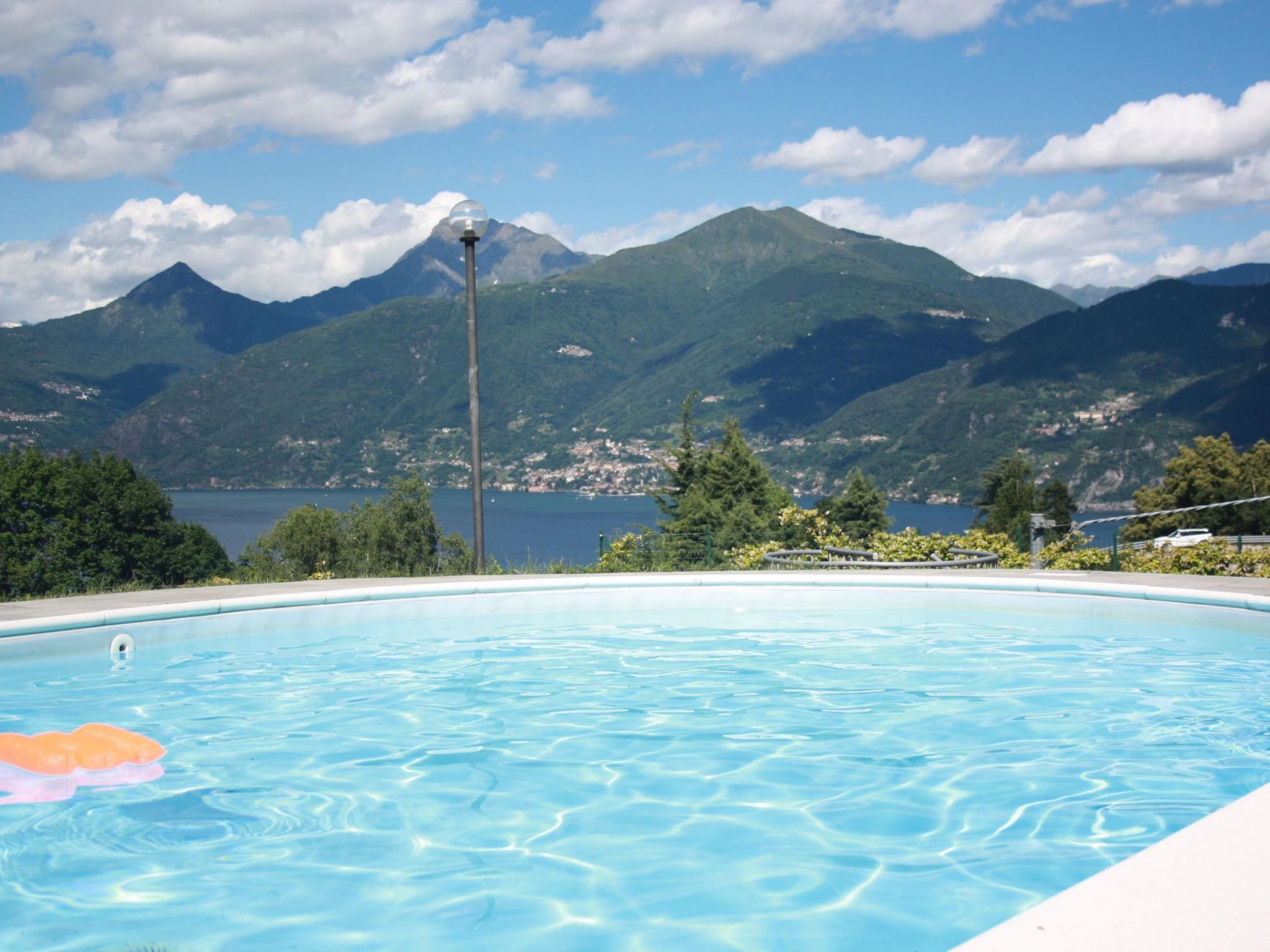 Mit Gemeinschaftspool-Binnen