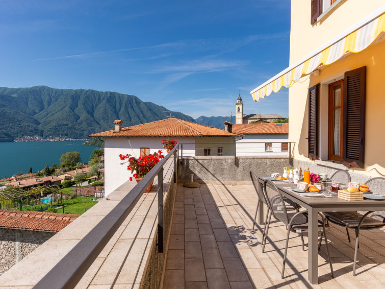 Op 900 m van het strand: Ruime studio met meer- en bergzicht in Tremezzina in Tremezzina