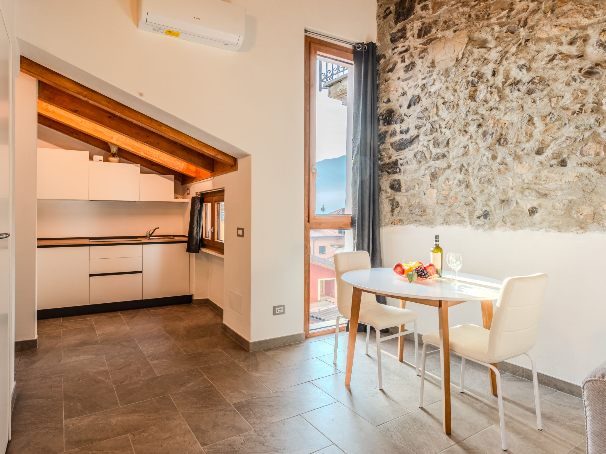 Appartement 1-kamer 31 m2 op de 1e verdieping. Comfortabel en smaakvol ingericht: woon-/slaapkamer met 1 2-pers divanbed, eettafel en TV (Flatscreen TV). Uitgang naar het balkon. Open keuken (afwasmac..