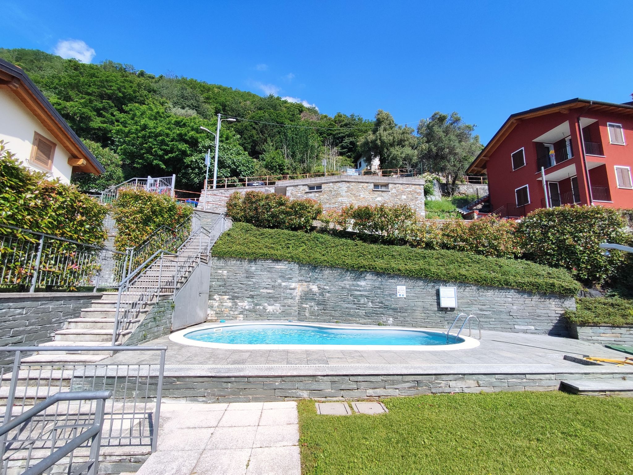"Lakeview Le Vele", appartement 3-kamers 60 m2 op 2 verdiepingen op de 1e verdieping. Mooi en modern ingericht: woon-/eetkamer met eettafel. Uitgang naar het balkon. Open keuken (oven, Gasfornuis, 4 k..
