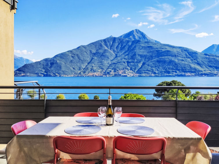 Appartement met meerzicht aan het strand in Pianello Lario in Pianello Lario