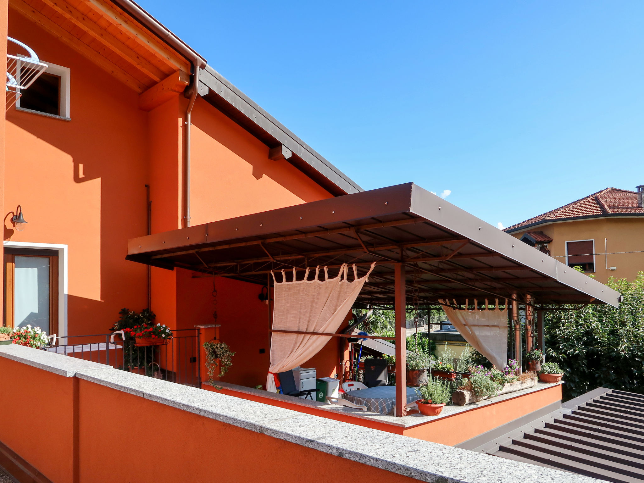 Appartement 3-kamers 65 m2 op de 1e verdieping. Doelmatig en gezellig ingericht: woon-/eetkamer met open haard (alleen decoratie), eettafel en Sat-TV. Uitgang naar het balkon. 1 kamer met 2 bedden. Ui..