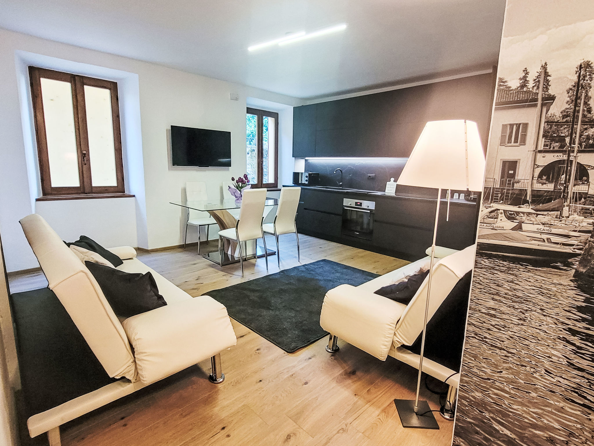 Appartement 3-kamers 80 m2, op de begane grond. Volledig gerenoveerd in 2024, zeer modern en smaakvol ingericht: open woonkamer met eettafel en TV (Flatscreen TV). 1 kamer met 1 2-pers bed. 1 kamer me..