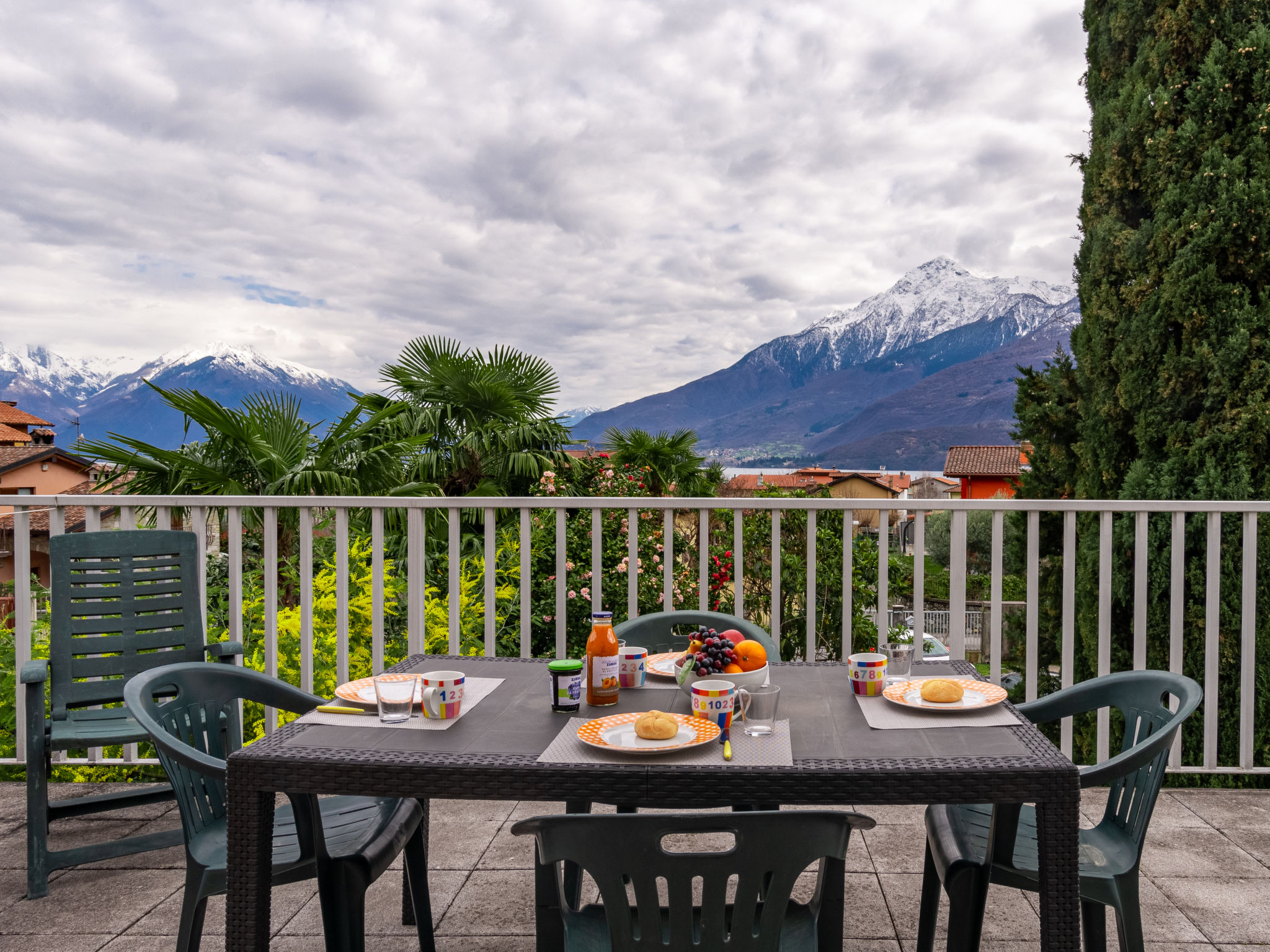 Appartement 4-kamers 80 m2 op de 1e verdieping, op het zuidoosten gelegen. Ruim, doelmatig ingericht: kleine woonkamer met Sat-TV (Flatscreen TV). Uitgang naar het terras. 1 kamer met 1 bed (80 cm, le..