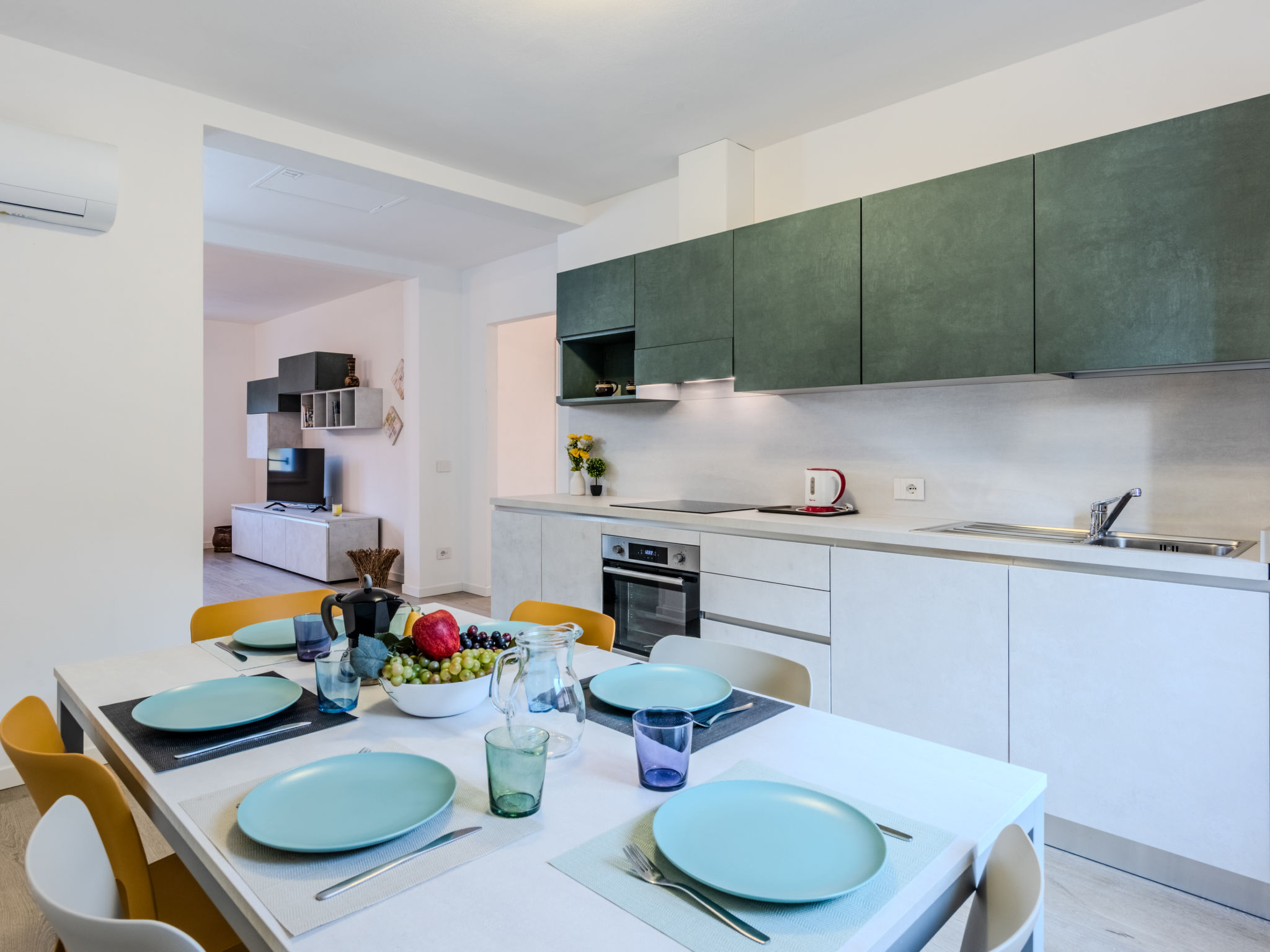 "Casa Piazzetta", appartement 3-kamers 75 m2 op de 1e verdieping. Ruim en licht, gerenoveerd in 2025, zeer modern en gezellig ingericht: woonkamer met 1 divanbed en TV. 1 kamer met 1 2-pers bed. 1 kam..