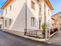 Op 450 m van het strand: Modern appartement Irene in Dongo - thumbnail 1