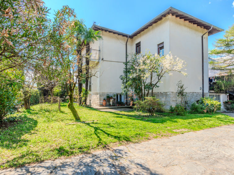Op 400 m van het strand: Ruim appartement Mariarosa in Dongo in Dongo