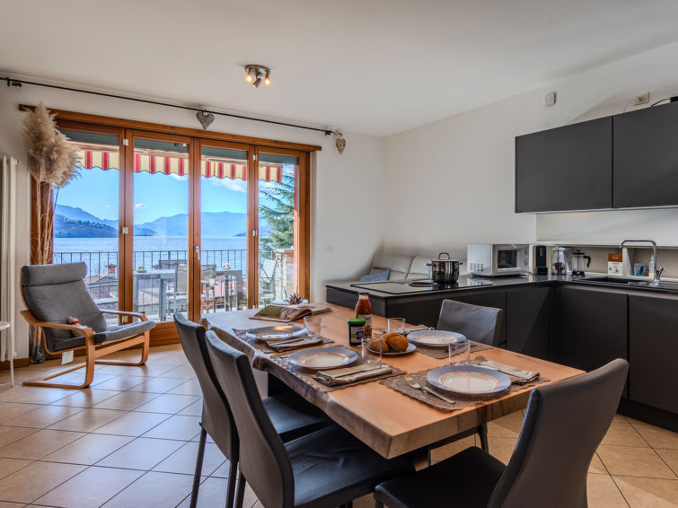 "Cristina", 3-Zimmer-Wohnung 70 m2 auf 2 Stockwerken im 1. Stock. Schön und modern eingerichtet: offenes Wohn-/Esszimmer mit Esstisch und TV (Flachbildschirm). Ausgang zum Balkon. Offene Küche (Back..