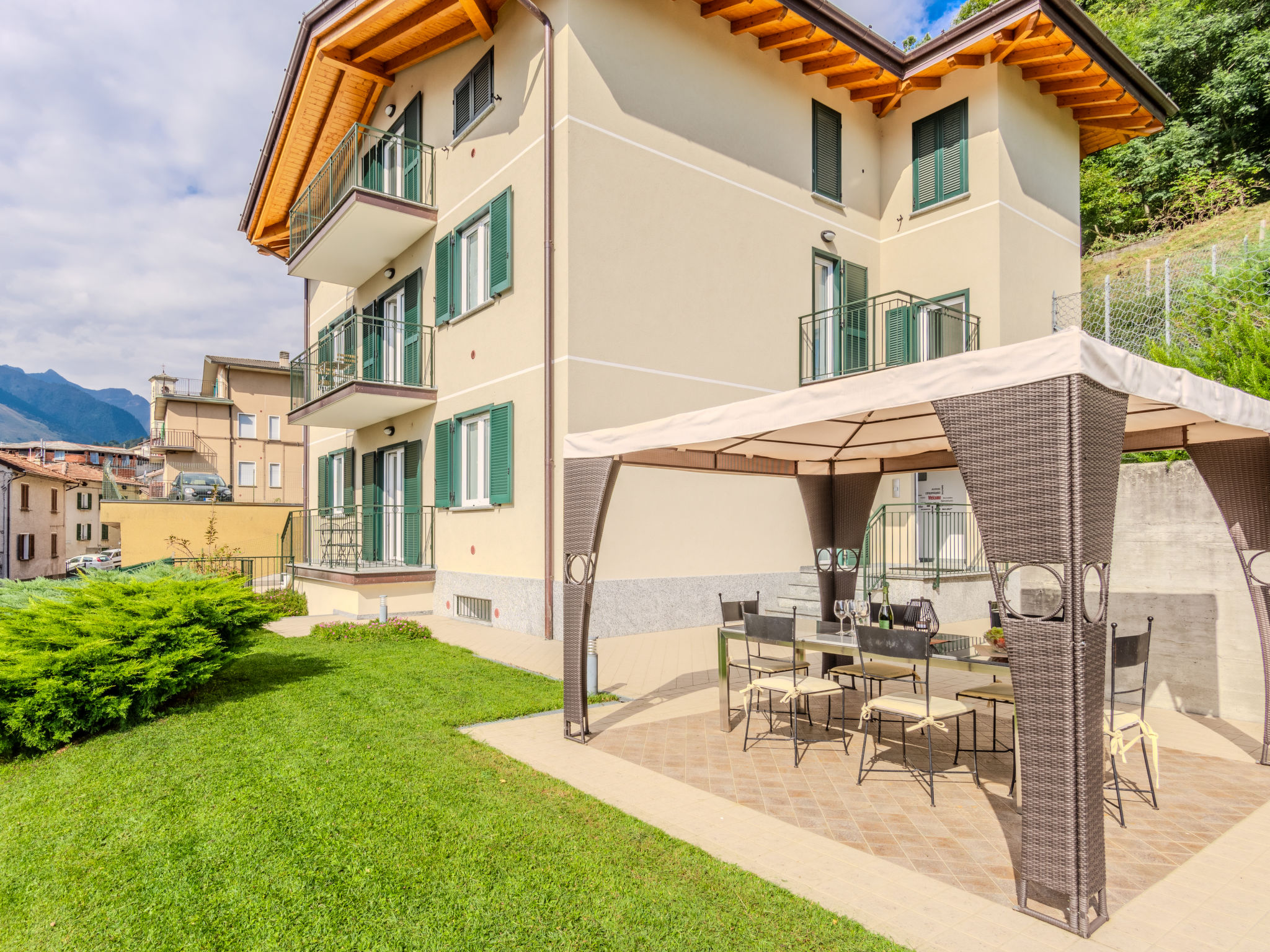 "Josephine", appartement 3-kamers 98 m2, op de begane grond. Comfortabel en mooi ingericht: open woon-/slaapkamer met 1 2-pers divanbed (160 cm), eettafel en TV (Flatscreen TV). Uitgang naar de tuin, ..