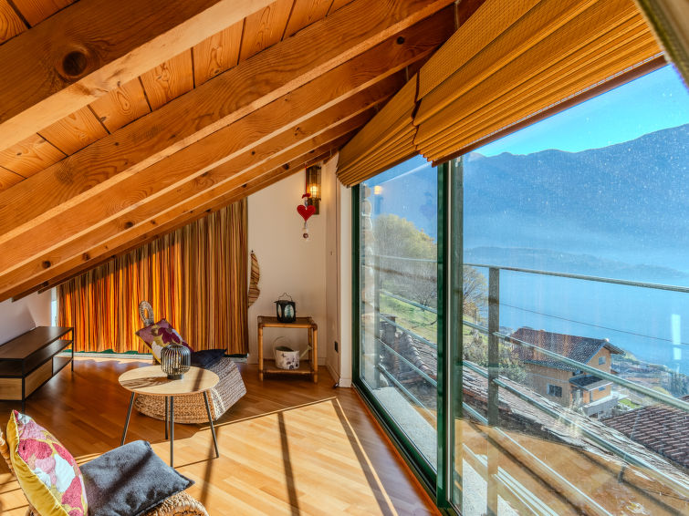Vakantiehuis met open haard en whirlpool in Domaso in Domaso