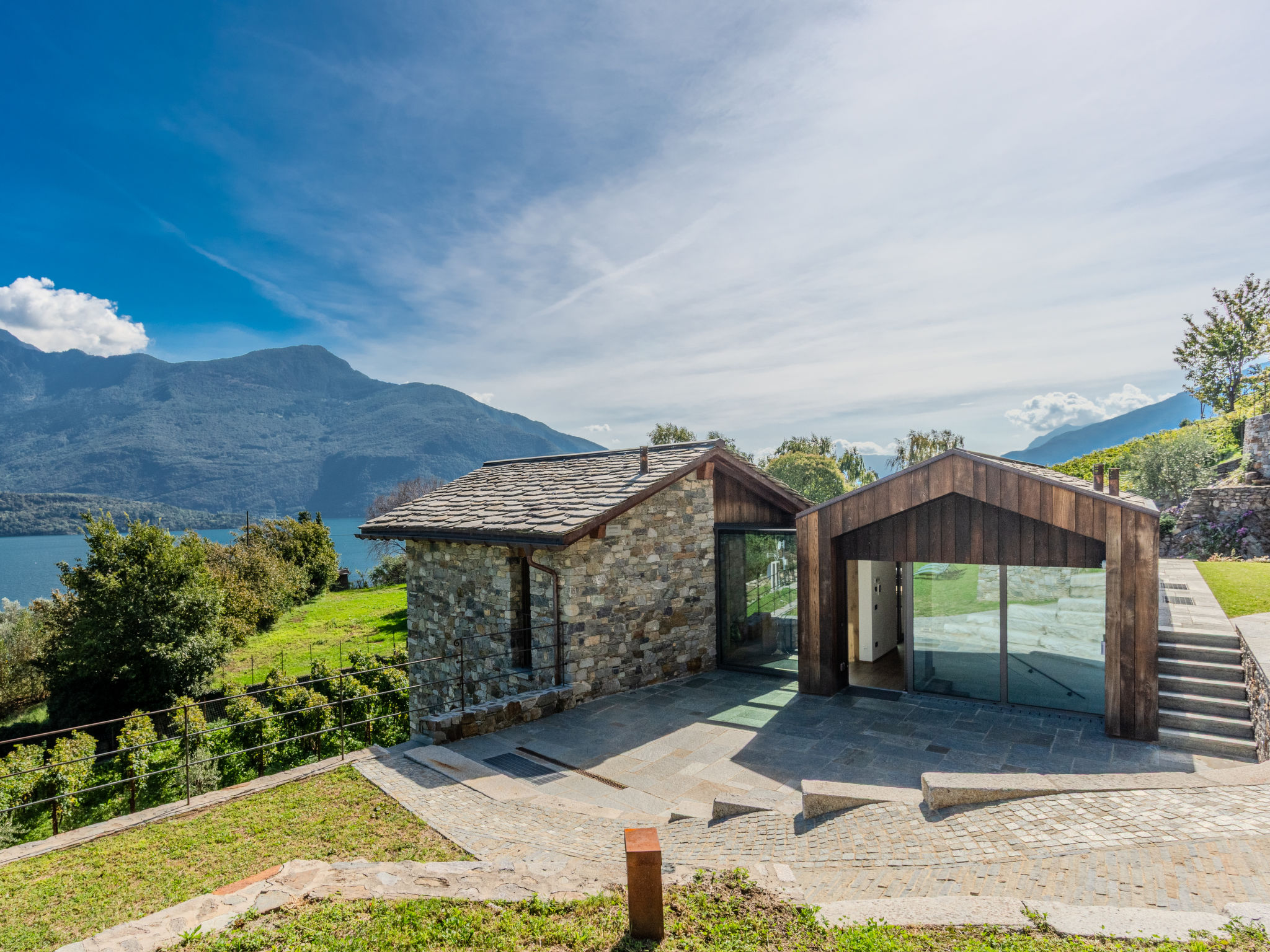 Woodhouse Domaso-Outside