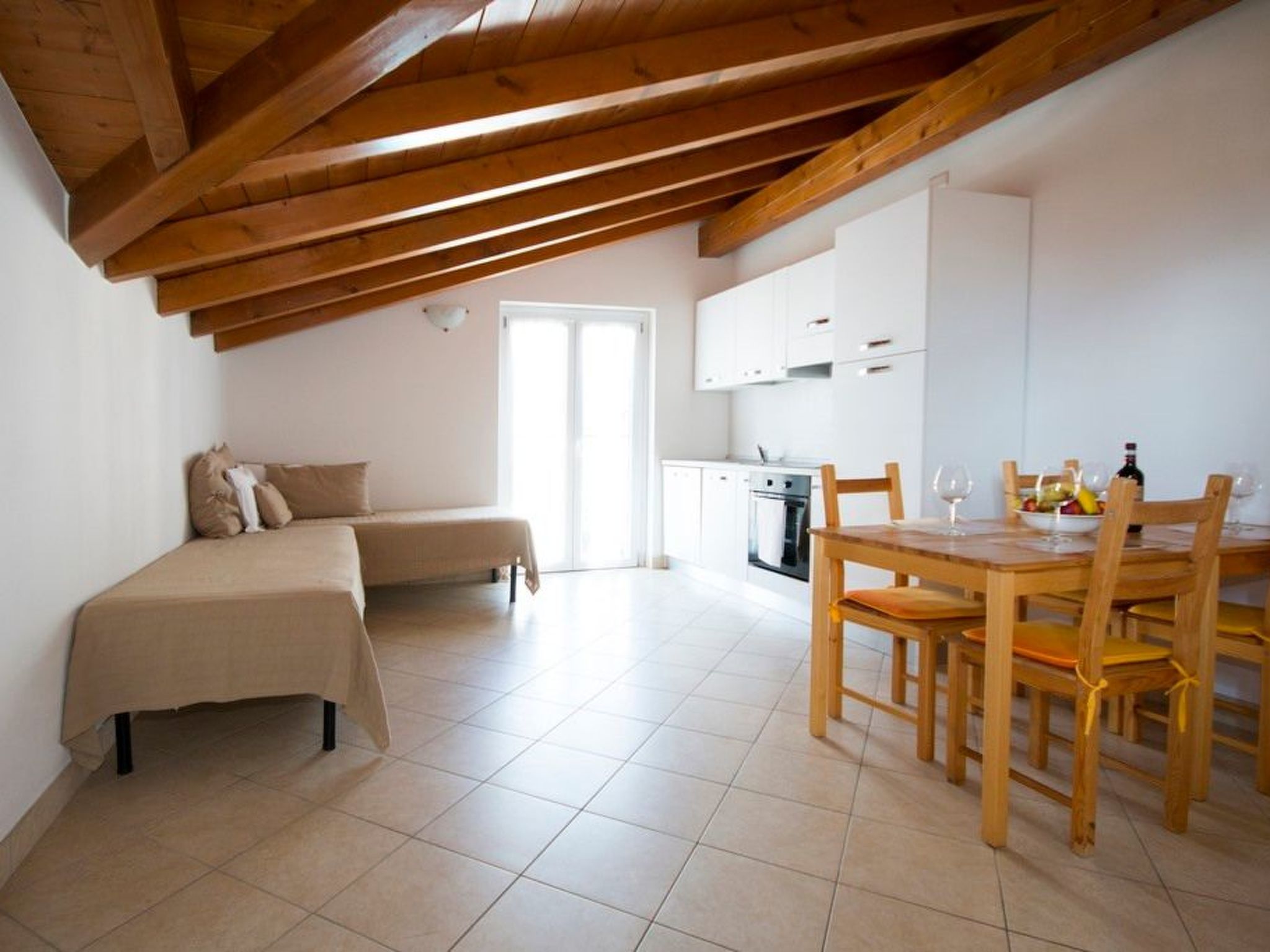 Lakeside Attic Apartment-Binnen