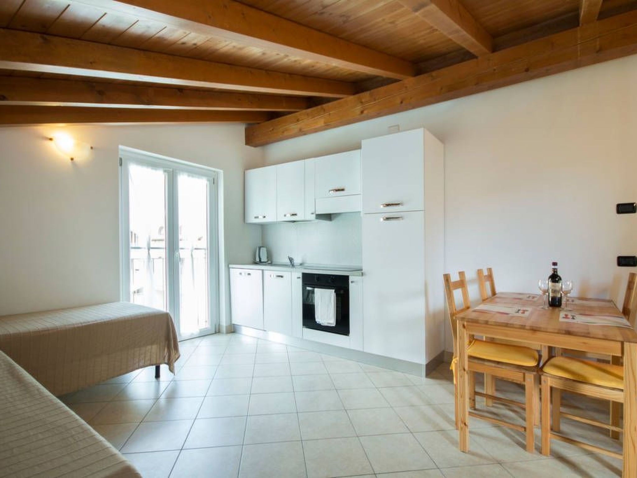 Lakeside Attic Apartment-Binnen