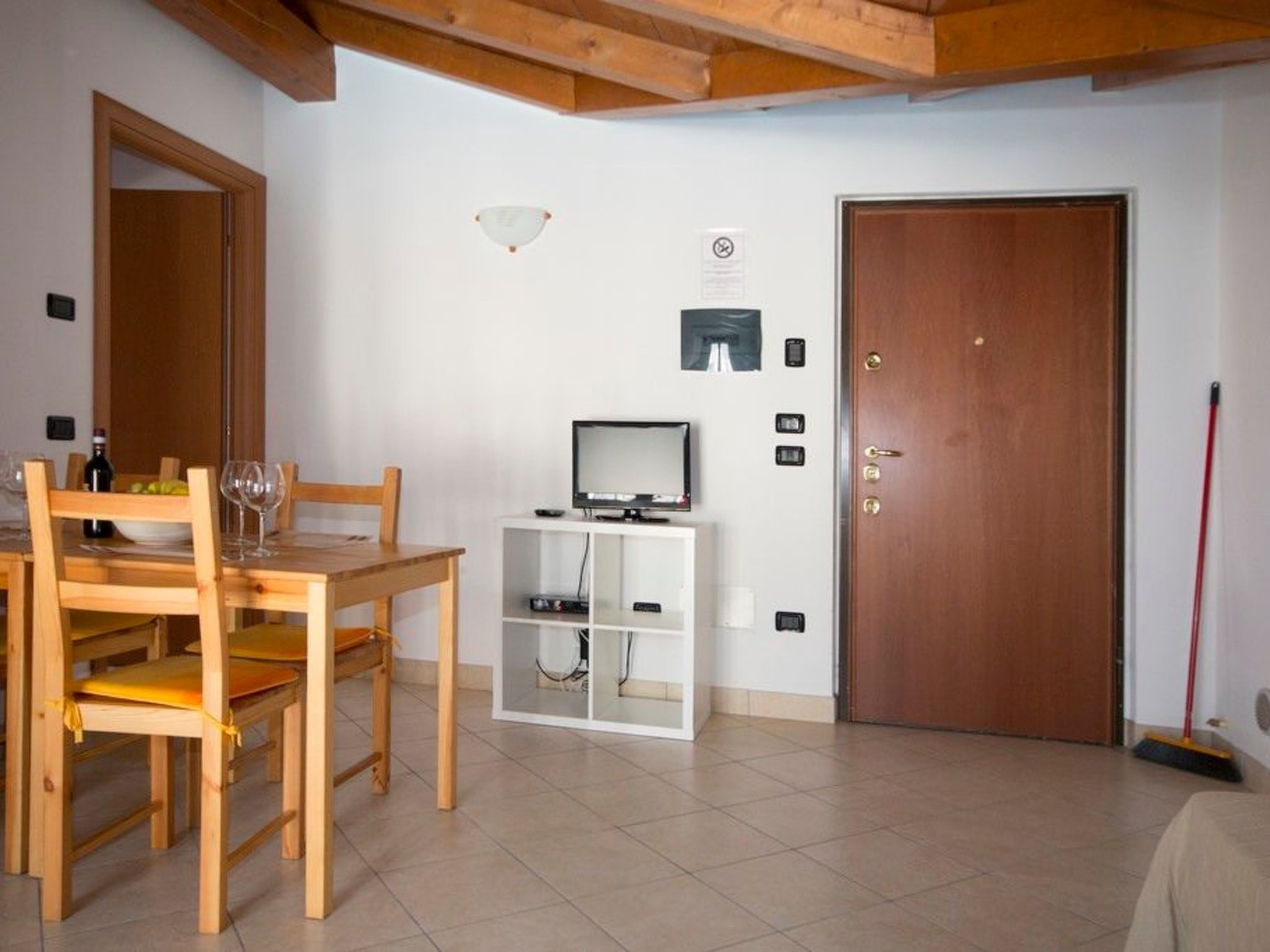 Lakeside Attic Apartment-Binnen