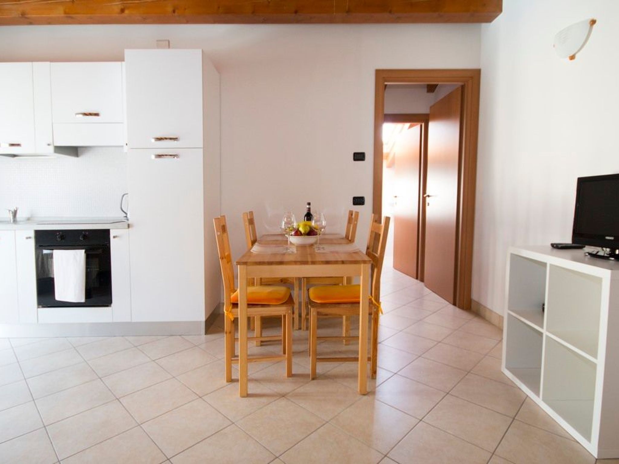 Lakeside Attic Apartment-Binnen