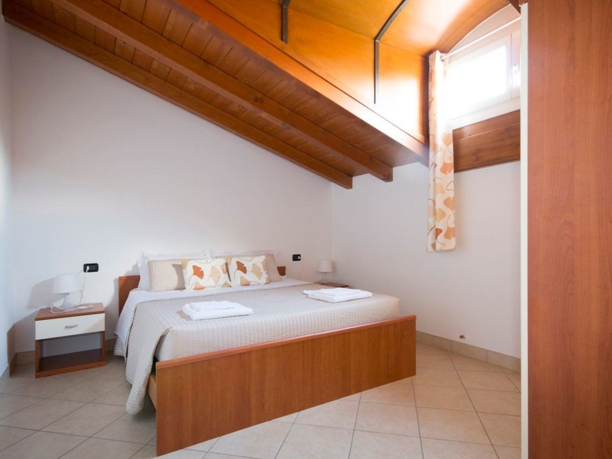 Lakeside Attic Apartment-Binnen