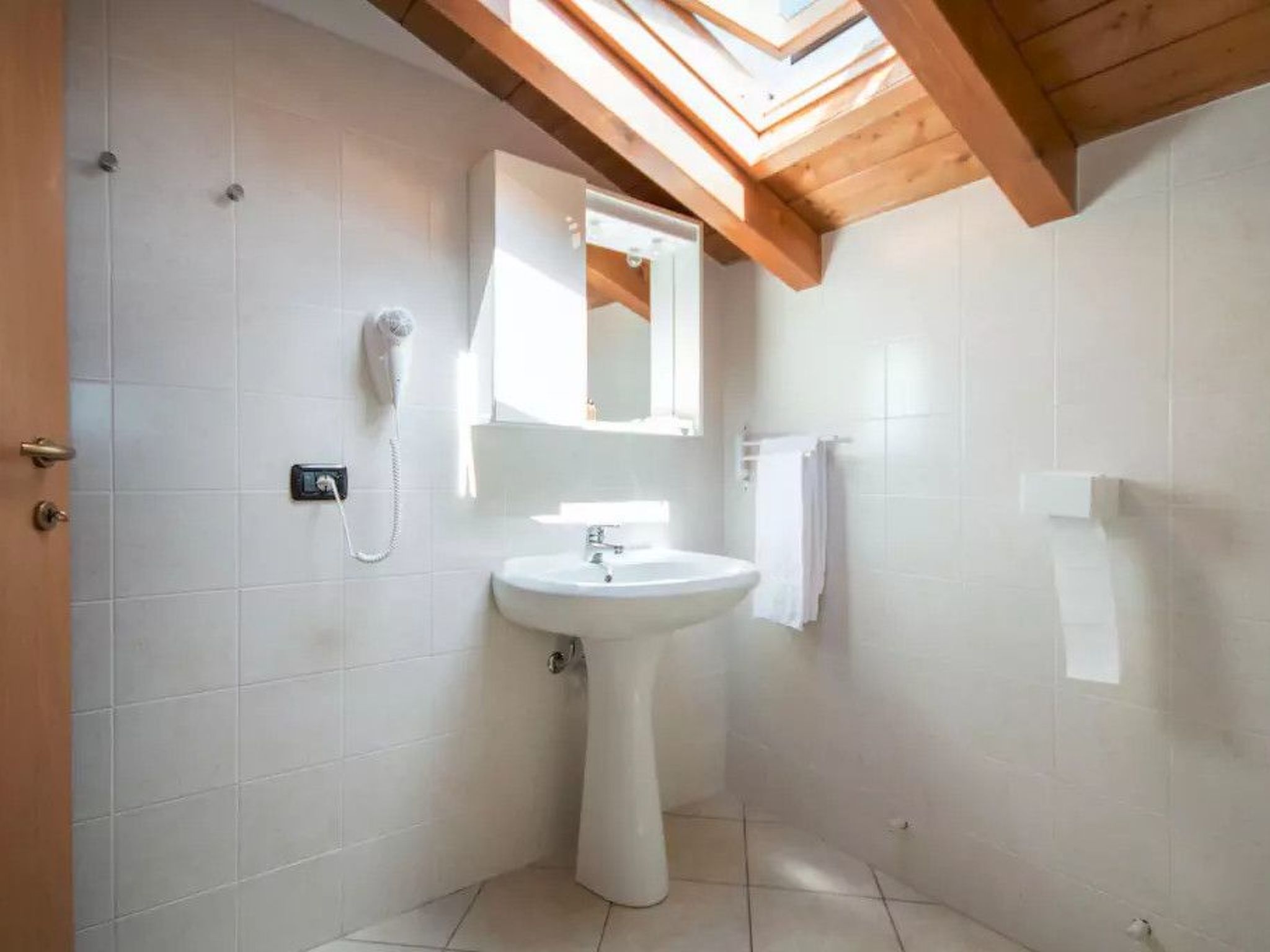 Lakeside Attic Apartment-Binnen