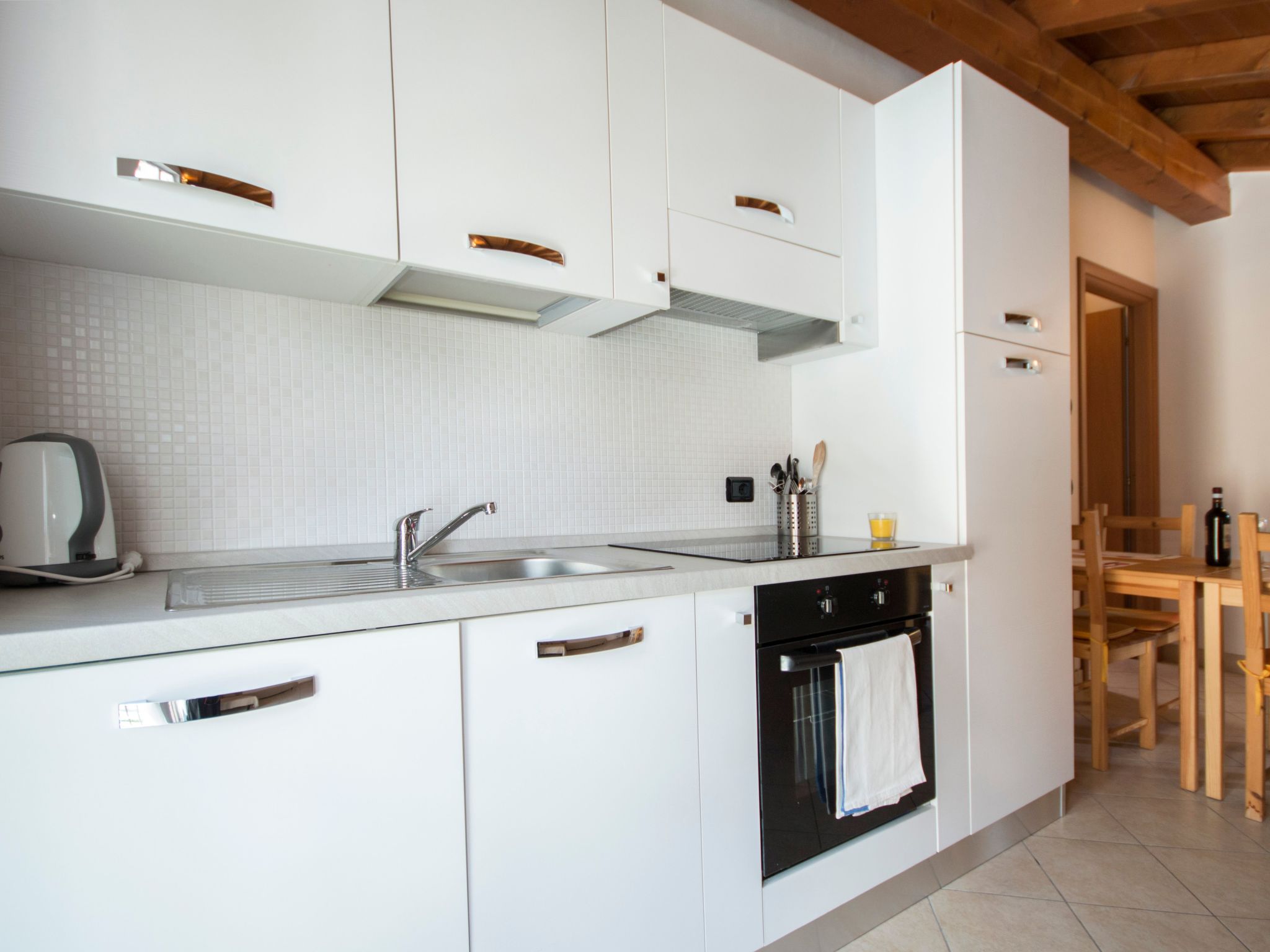 Lakeside Attic Apartment-Binnen