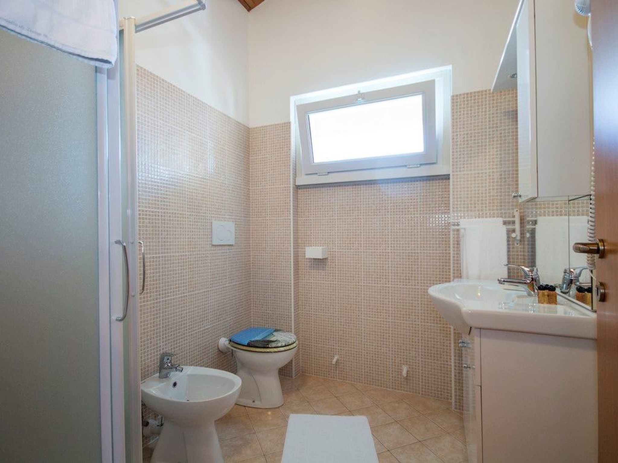 Photo of Dachgeschosswohnung am See für 6 Personen