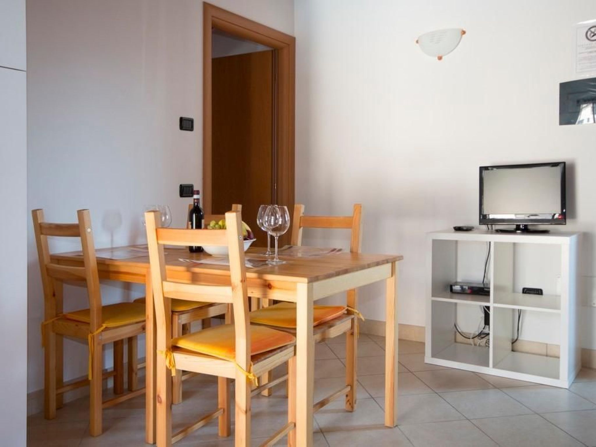 Zwei-Zimmer-Wohnung mit Parkplatz in der Nähe des Strandes-Dedans