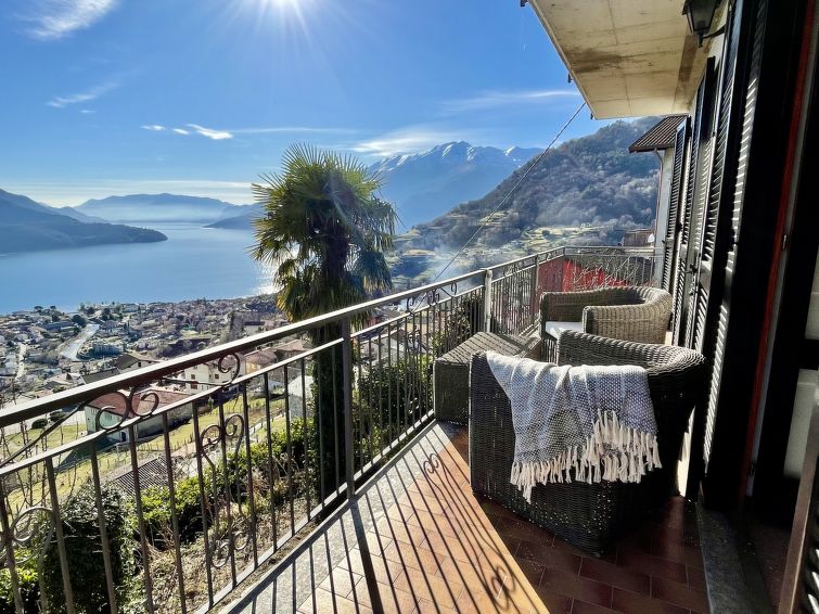 Bergzicht en rust in appartement Mezzo in Vercana in Vercana