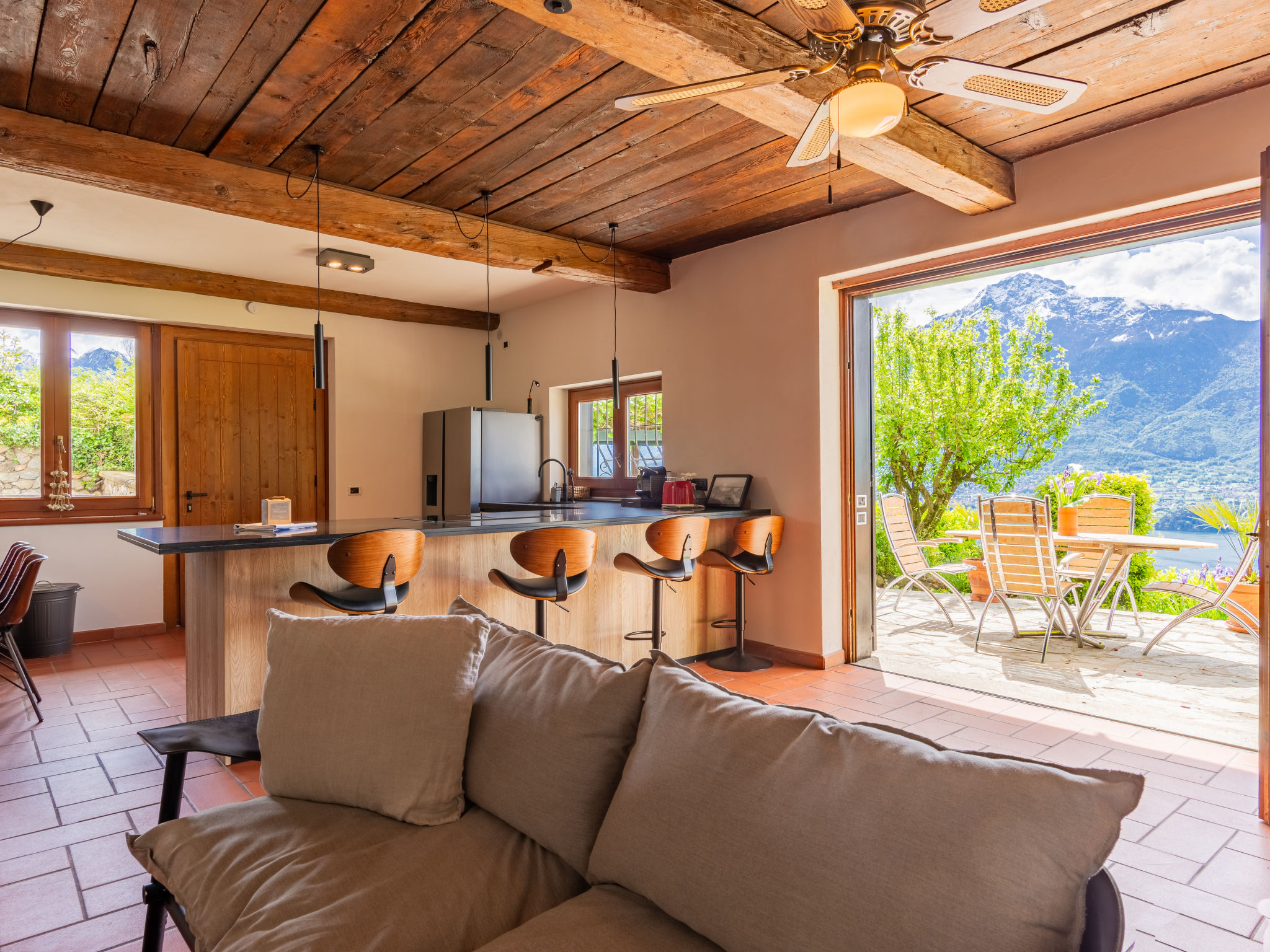 "Basso", appartement 3-kamers 80 m2, op de begane grond. Gedeeltelijk gerenoveerd in 2023, comfortabel en mooi ingericht: open woon-/eetkamer met open haard (alleen decoratie), eettafel en TV (Flatscr..