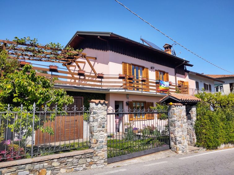 Search and Stay destination Vercana, Lombardia - Italy from AU$ 161. Cinzia