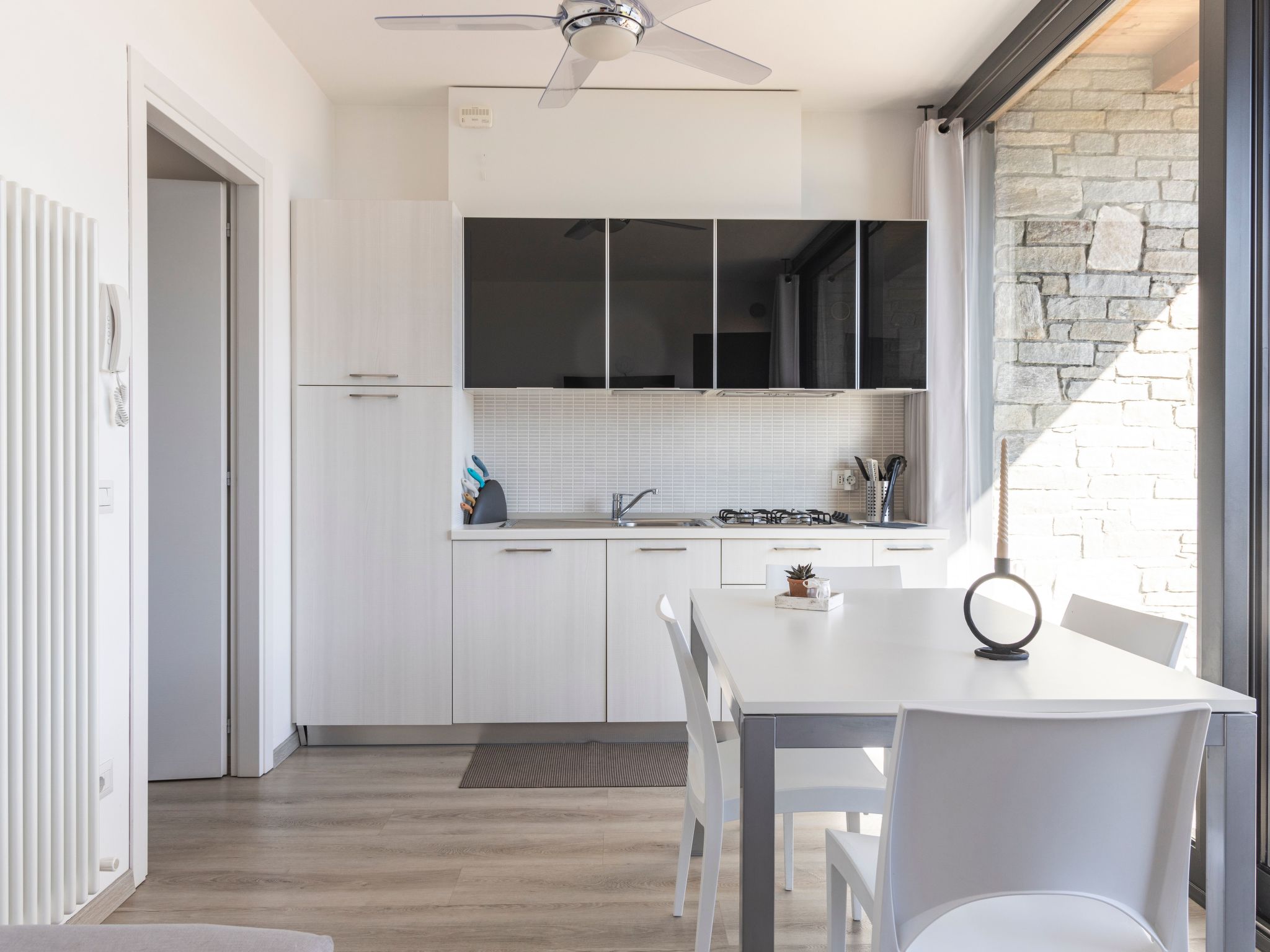 Wohnung mit Schwimmbad und fantastischem Seeblick