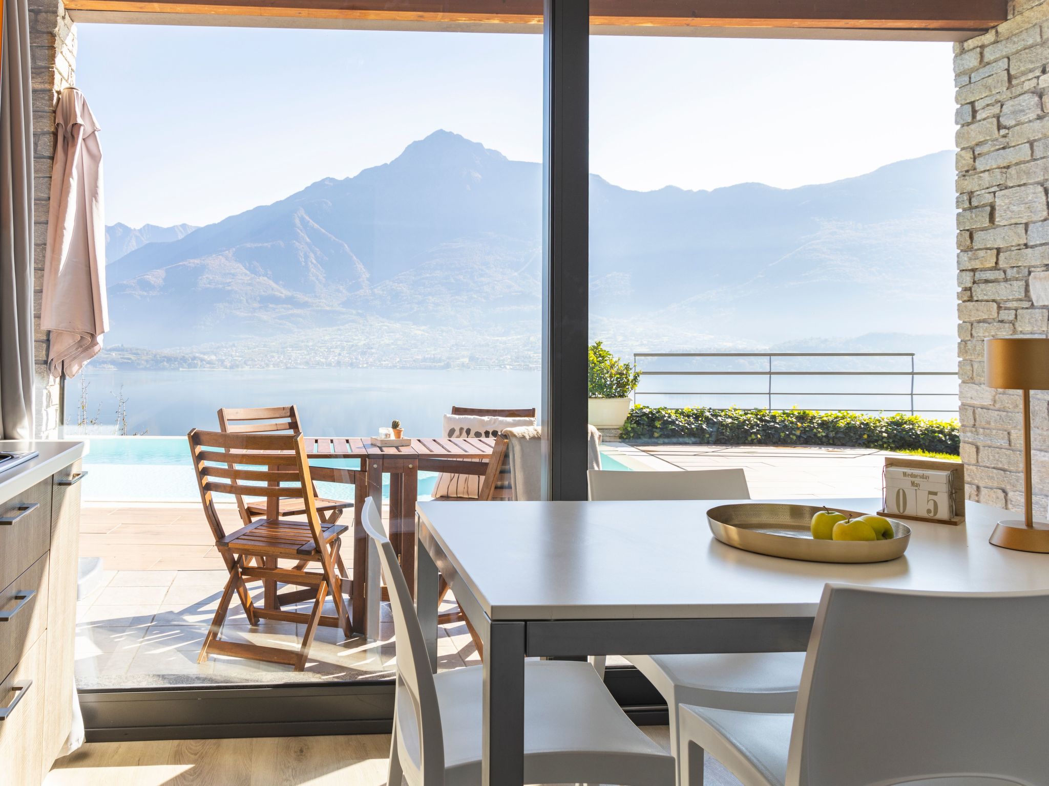 Wohnung mit Schwimmbad und fantastischem Seeblick-Dedans