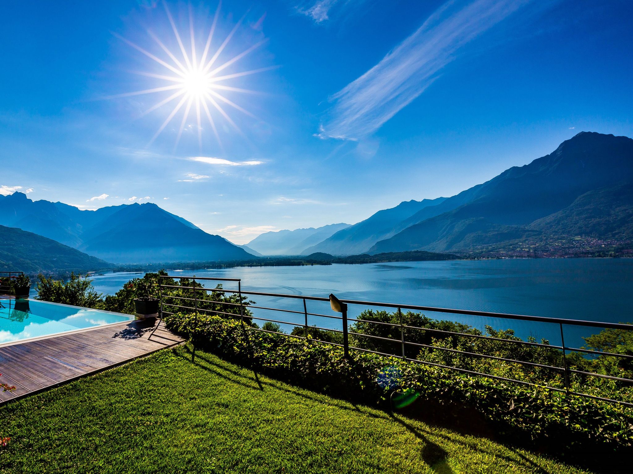 Wohnung mit Schwimmbad und fantastischem Seeblick-Dehors