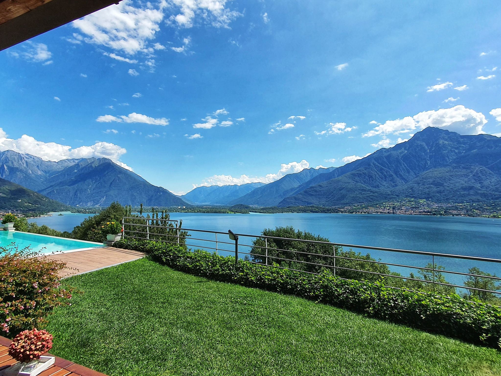 Wohnung mit Schwimmbad und fantastischem Seeblick-Dehors