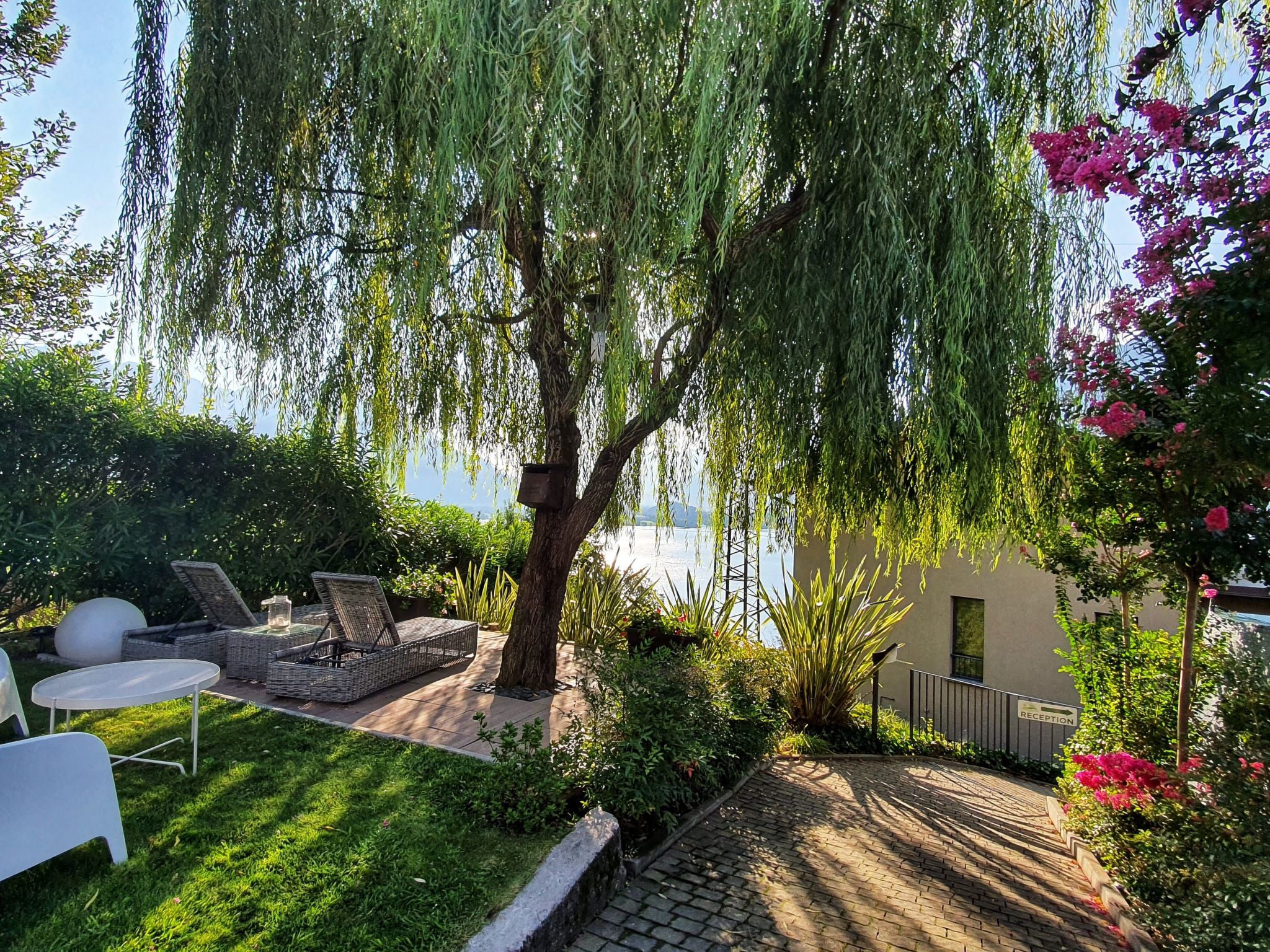 Wohnung mit Schwimmbad und fantastischem Seeblick-Image-tags.info