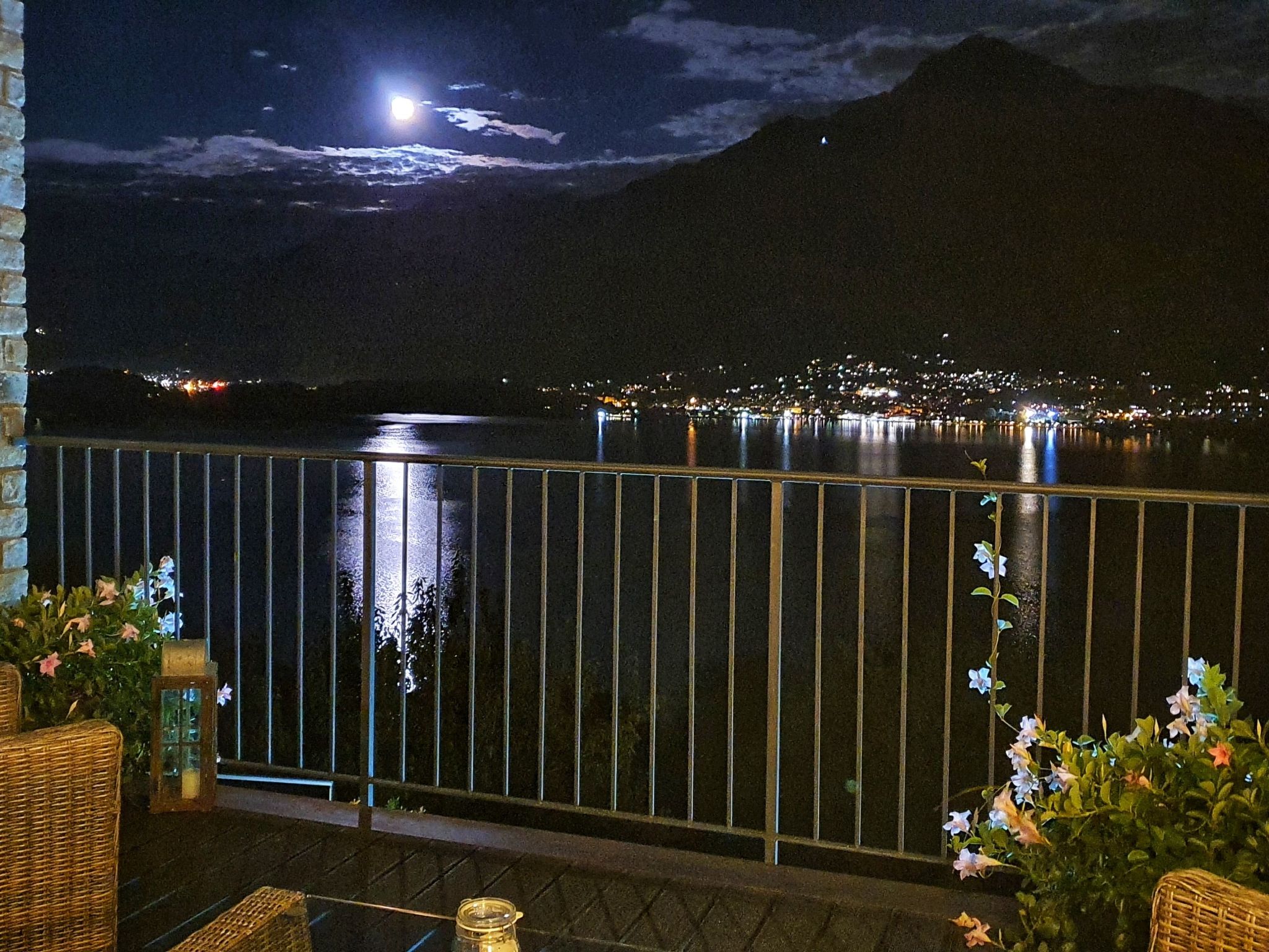 Wohnung mit Schwimmbad und fantastischem Seeblick-Dehors