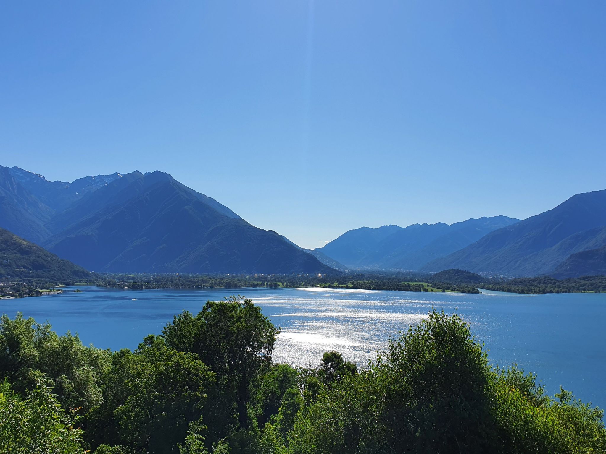 Wohnung mit Schwimmbad und fantastischem Seeblick-Dehors