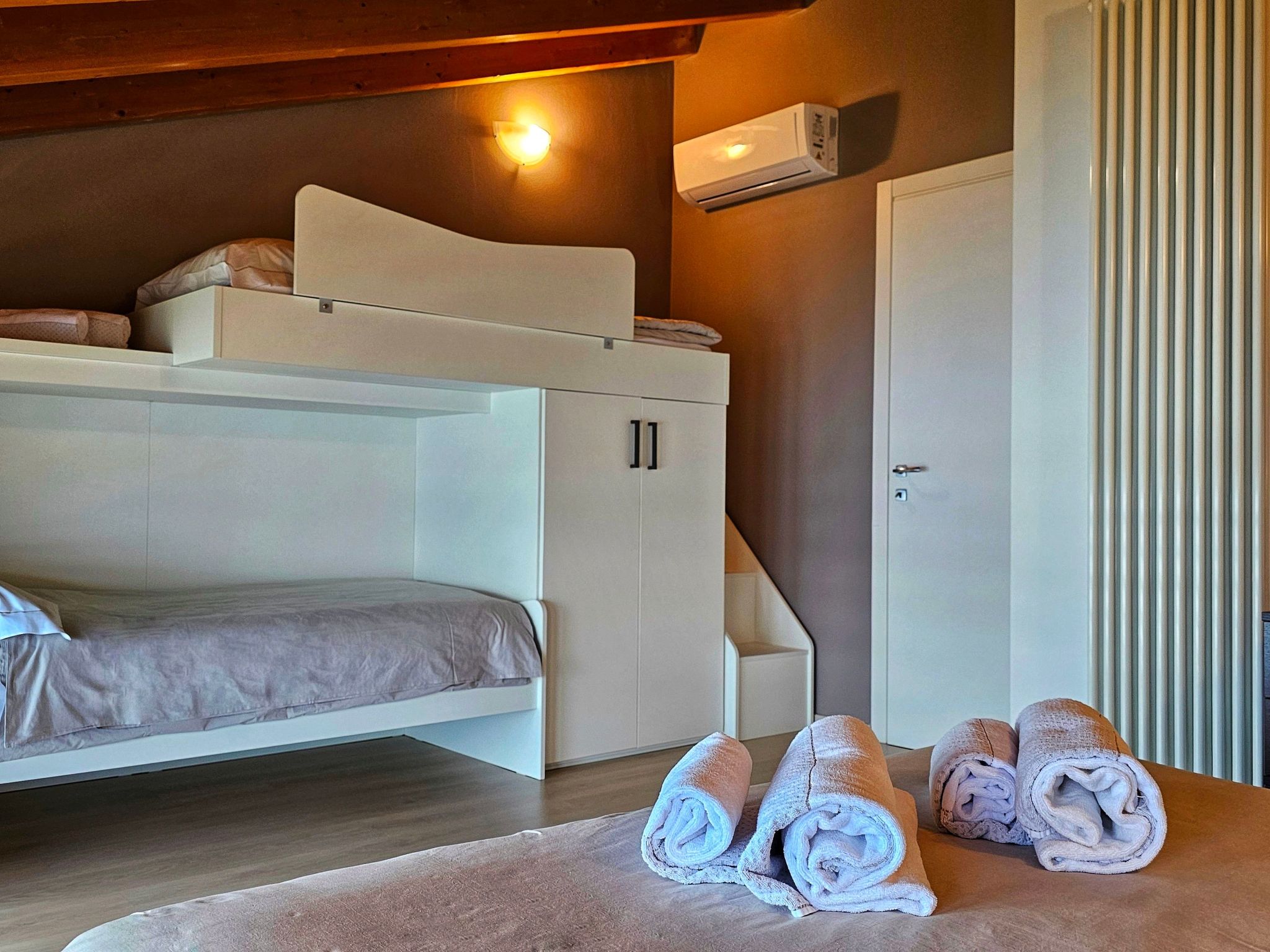 Wohnung mit Privatparkplatz und schöner Aussicht-Dedans