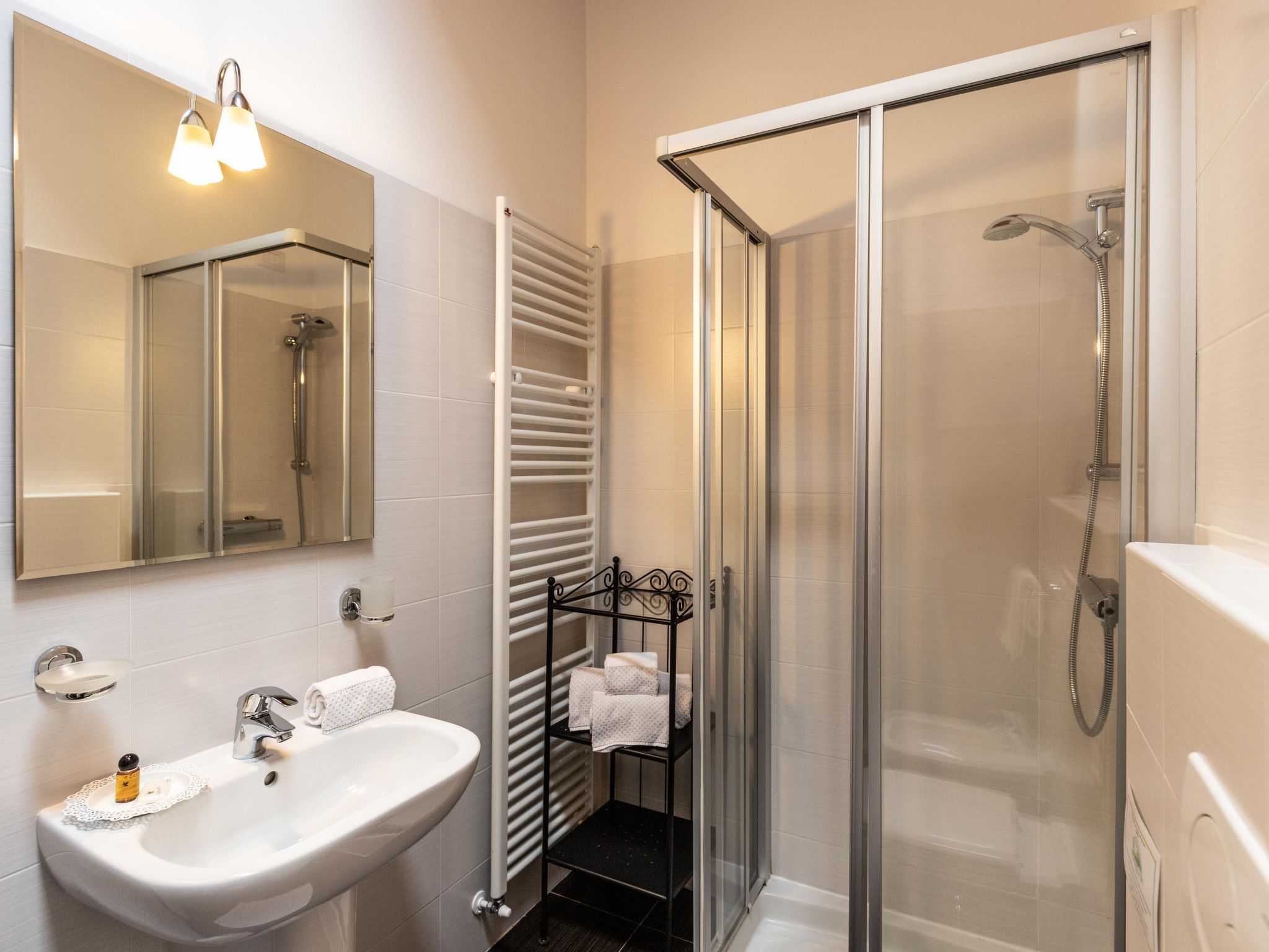 Wohnung mit Privatparkplatz und schöner Aussicht-Dedans