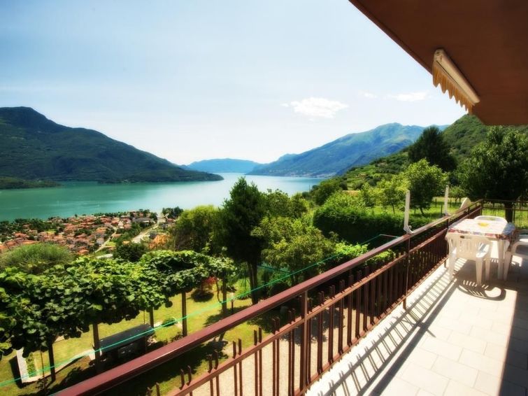 Sfeervol appartement met open haard en waterzicht in Vercana in Vercana