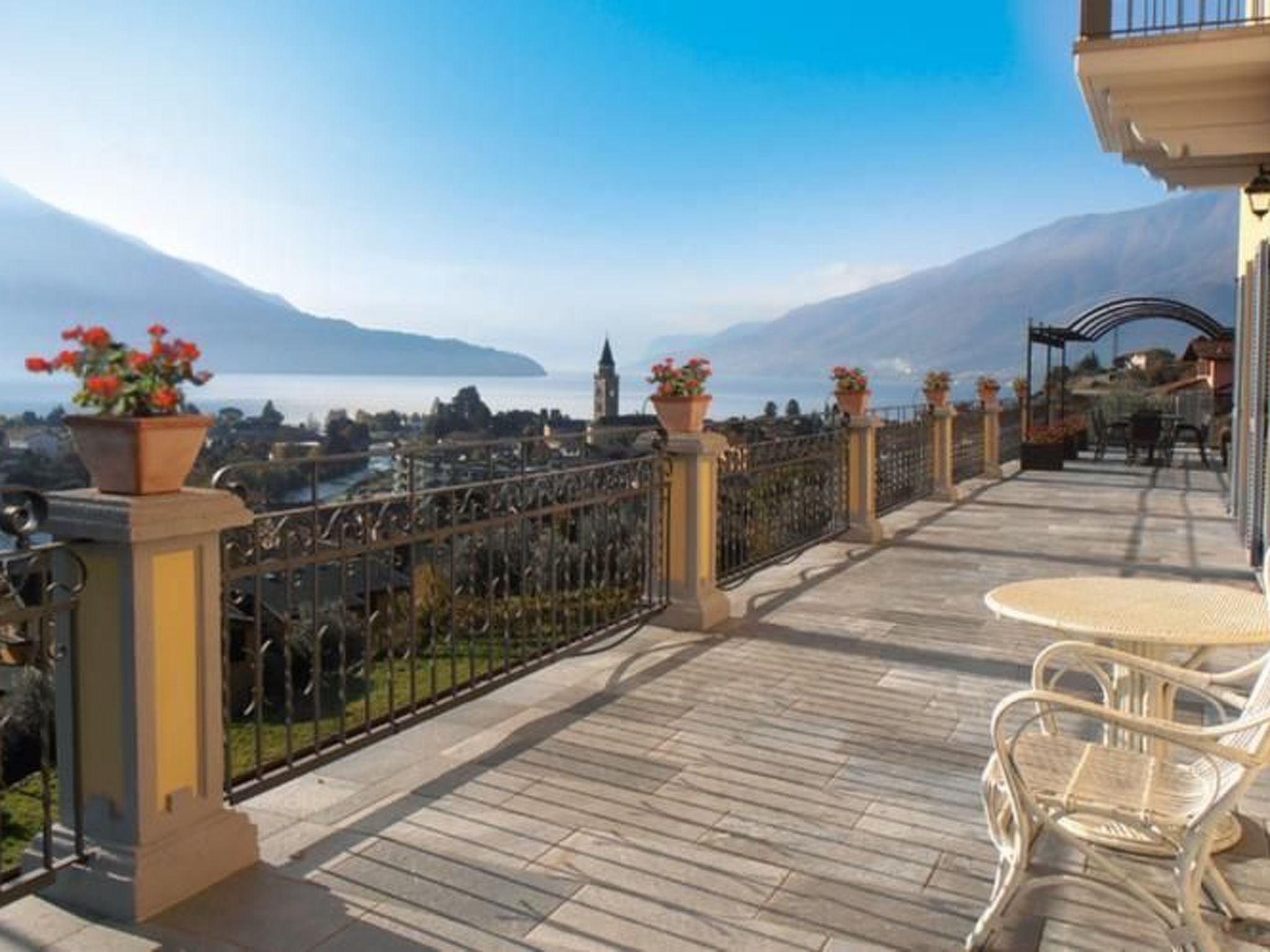 Ferienvilla 'Perla del Lago' mit privatem Pool