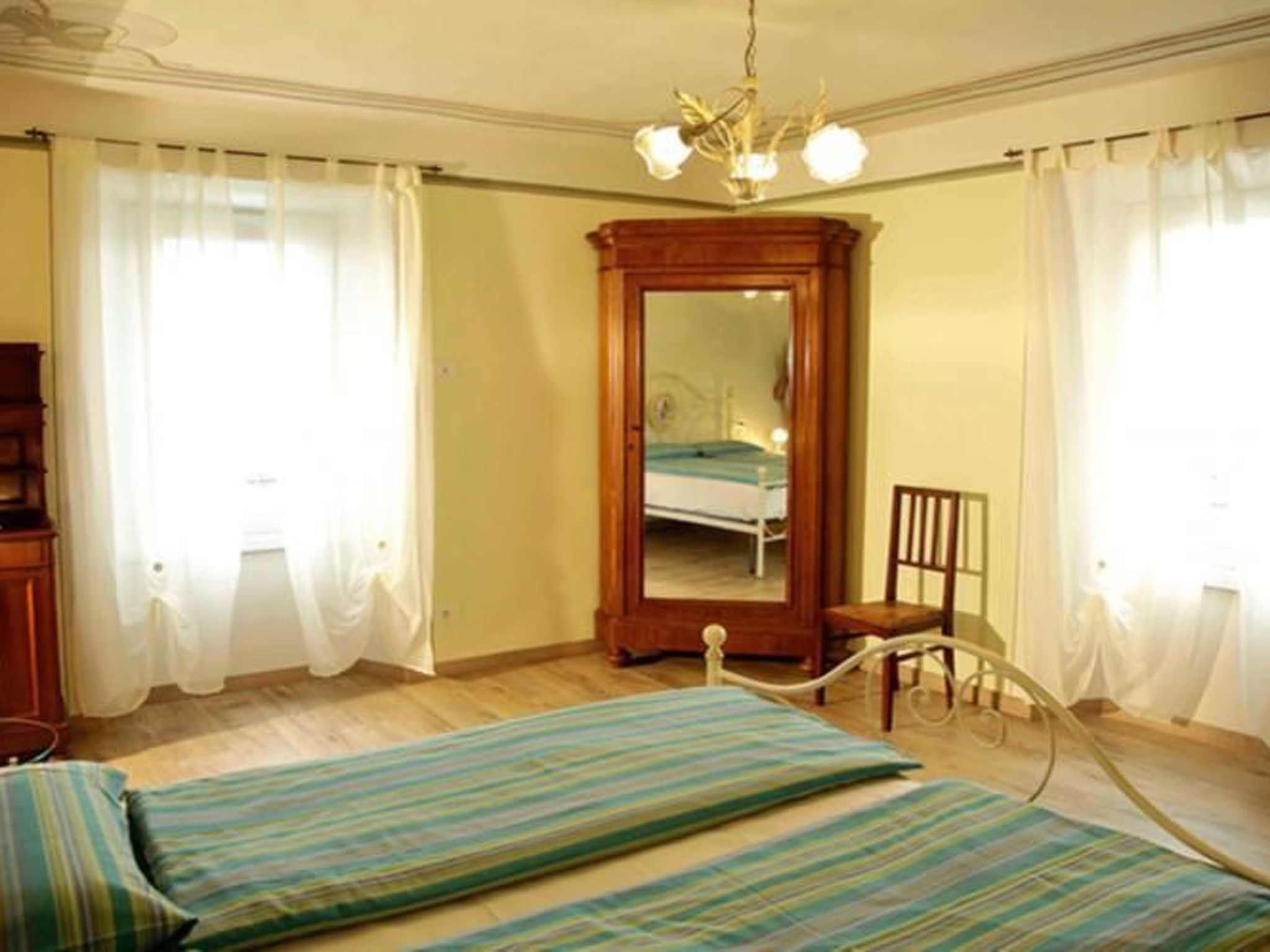 Ferienvilla 'Perla del Lago' mit privatem Pool-Dedans