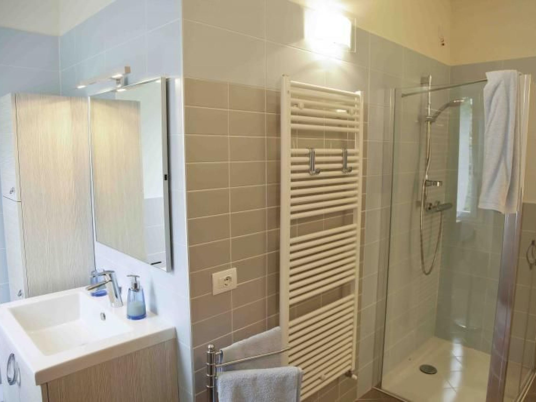 Ferienvilla 'Perla del Lago' mit privatem Pool-Dedans