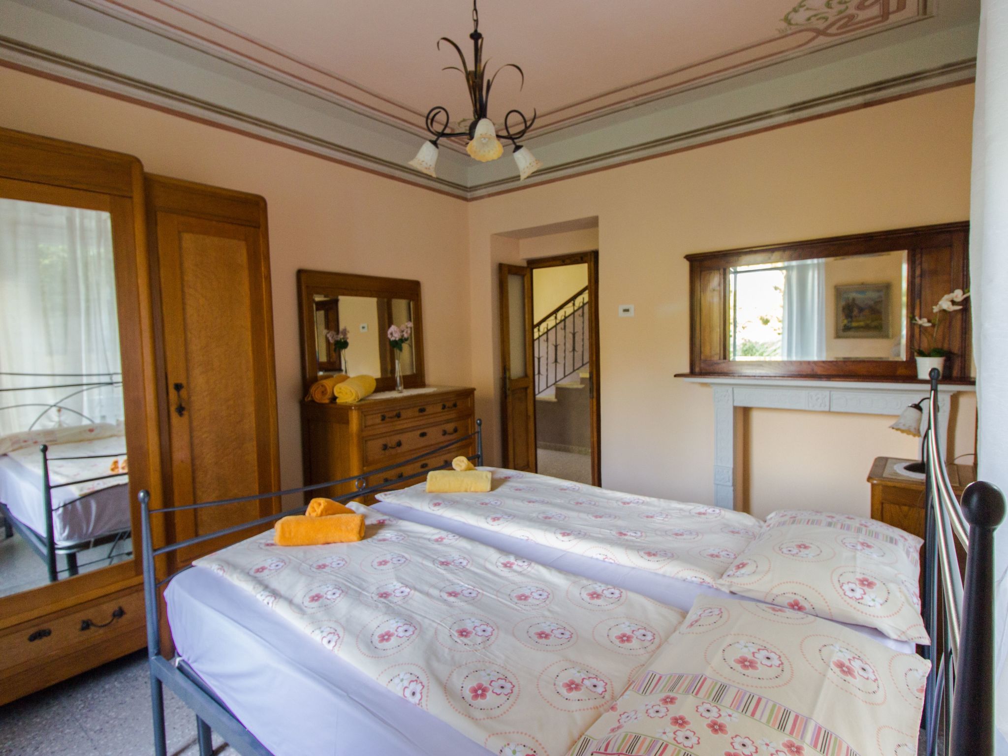 Ferienvilla 'Perla del Lago' mit privatem Pool-Dedans