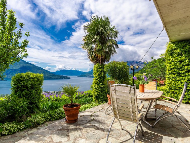 Vakantiehuis met open haard en meerzicht in Vercana in Vercana