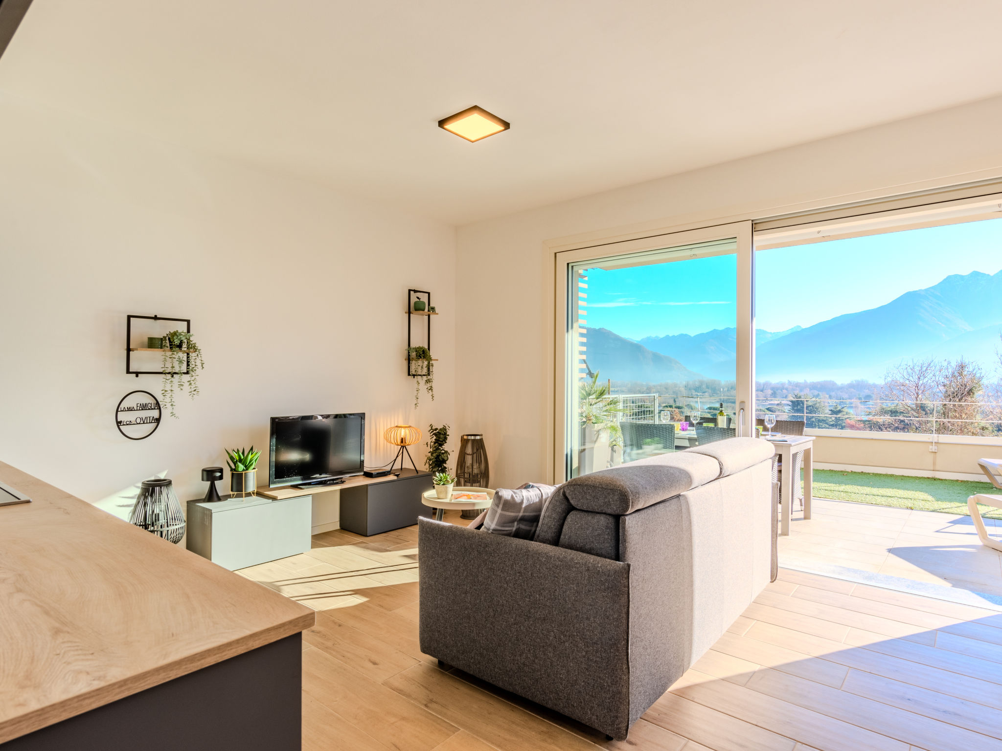 "Terrazza", appartement 3-kamers 56 m2 op de 1e verdieping. Comfortabel en modern ingericht: open woon-/slaapkamer met 1 2-pers divanbed, eettafel en TV. Uitgang naar het terras. 1 2-pers. kamer. Uitg..