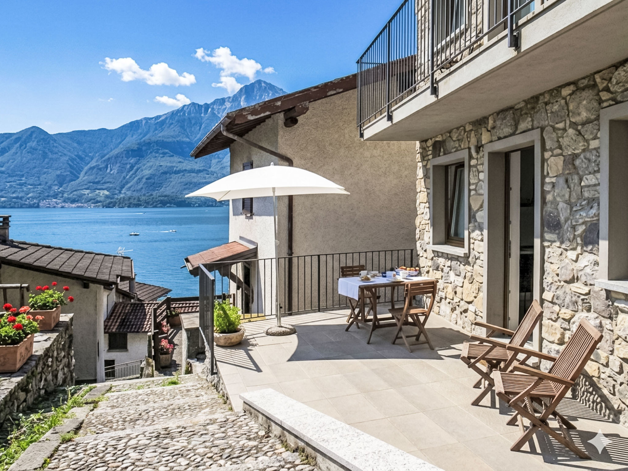 "Titti (GLA133)", appartement 2-kamers 65 m2, op de begane grond. Licht, modern en smaakvol ingericht: woon-/slaapkamer met 1 2-pers divanbed, eettafel en Sat-TV. Uitgang naar het terras. 1 kamer met ..
