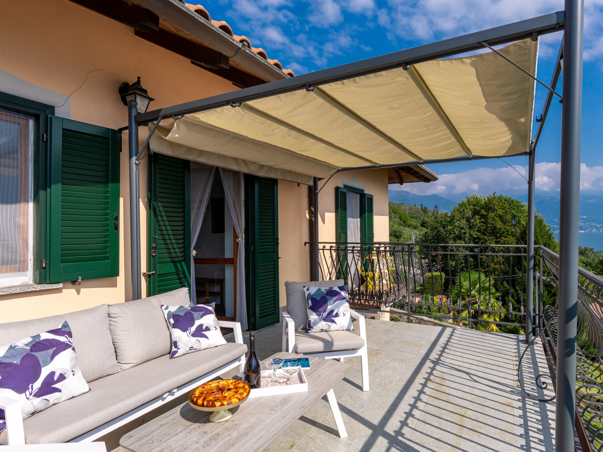 Appartement 2-kamers 70 m2, op de bovenverdieping. Volledig gerenoveerd in 2023, zeer comfortabel en smaakvol ingericht: woonkamer met eettafel en Sat-TV (Flatscreen TV). Uitgang naar het terras. 1 2-..