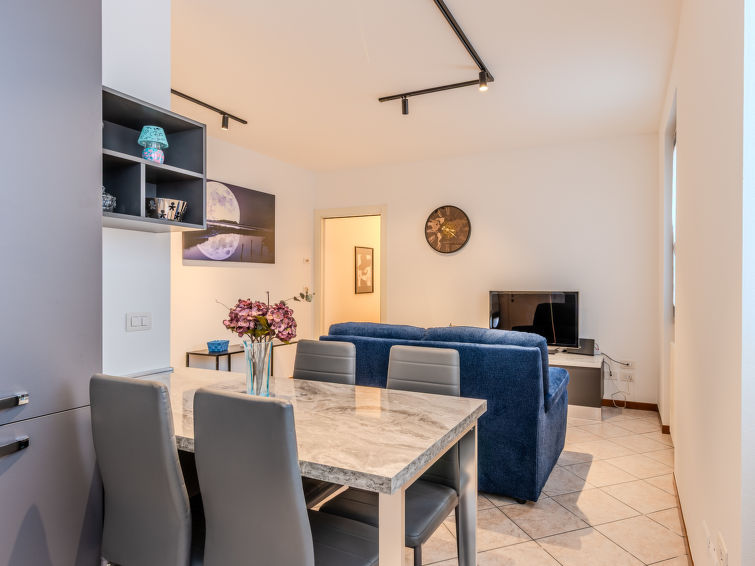 Op 700 m van het strand: Rustgevend appartement Jai Jai in Colico in Colico